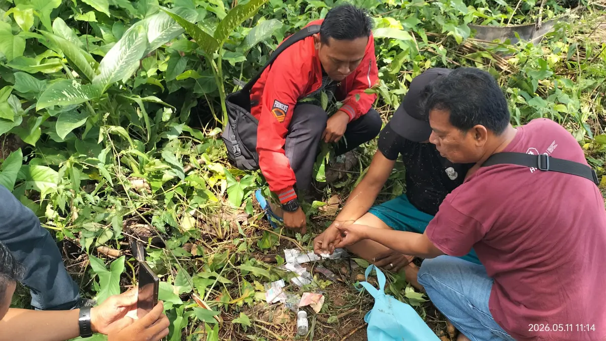 Petugas Unit Reskrim Polsek Dolok Batu Nanggar mengamankan residivis narkoba NPT alias UT usai kabur dan melompat tembok saat penangkapan di Simalungun.
