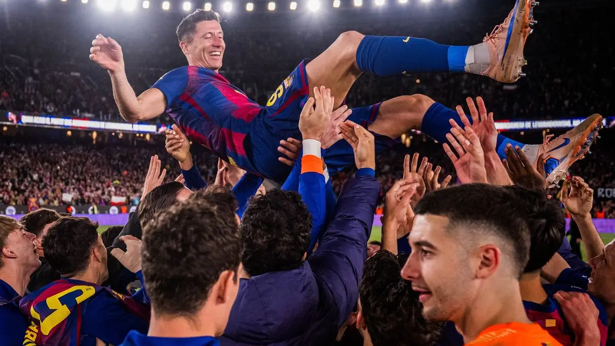 Robert Lewandowski melambaikan tangan kepada suporter Barcelona usai memainkan laga kandang terakhirnya di Camp Nou saat menghadapi Real Betis.