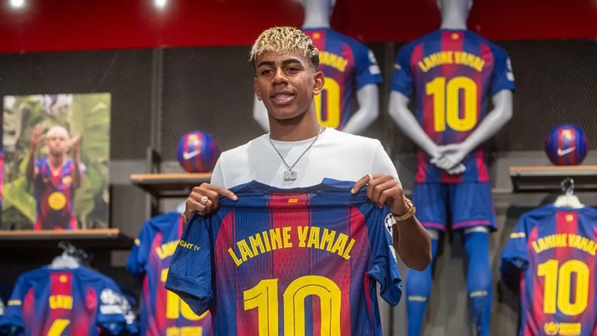 Suporter Barcelona membeli jersey dan merchandise resmi klub. Barcelona meraup pendapatan hingga Rp4,1 triliun dari sektor retail musim ini.