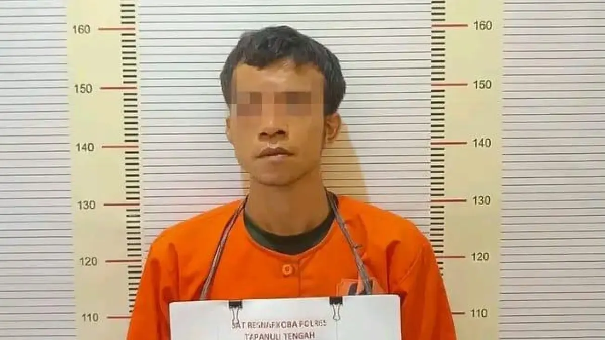 Tersangka AP diamankan personel Satresnarkoba Polres Tapanuli Tengah usai ditangkap terkait kasus dugaan peredaran sabu-sabu.