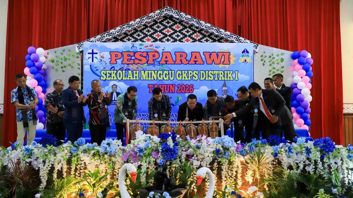 Wali Kota Pematangsiantar Wesly Silalahi menabuh Gonrang Simalungun sebagai tanda pembukaan Pesparawi GKPS Distrik I di Balai Bolon GKPS, Jalan Pdt J Wismar Saragih, Minggu (17/5).