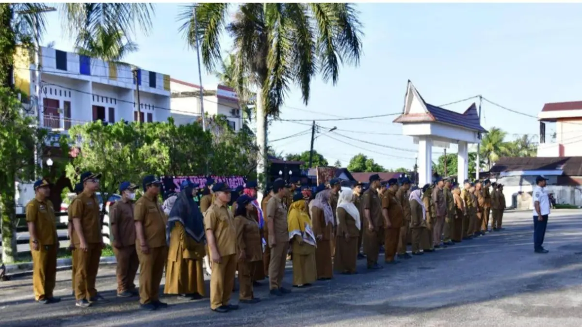Asisten Perekonomian dan Pembangunan Setdakab Tapteng Basyri Nasution memimpin Apel Pagi Gabungan ASN Eselon II dan III di halaman GOR Pandan, Senin (18/5/2026).
