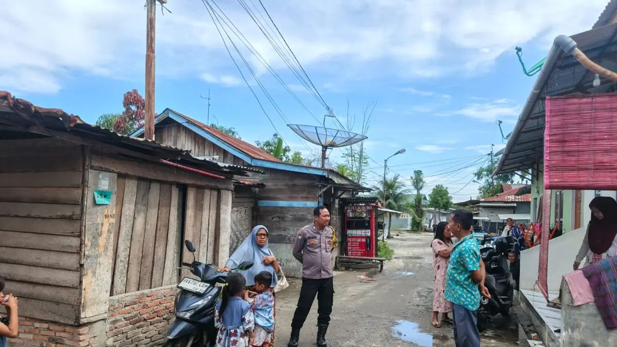 Bhabinkamtibmas Kelurahan Muara Sentosa, Bripka Gianto, menyambangi warga dan mengajak orang tua mengawasi anak-anak agar tidak terlibat balap liar maupun tawuran di Kota Tanjungbalai.
