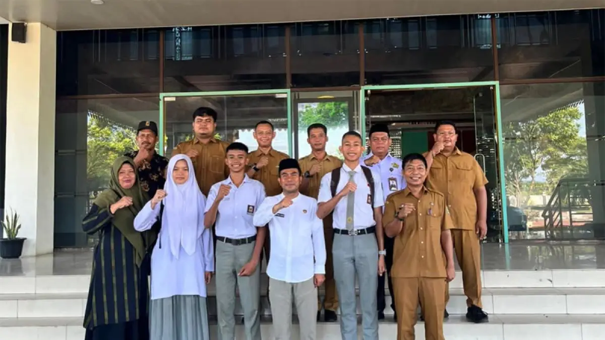 Bupati Labuhanbatu Utara Samsul Tanjung bersama tiga pelajar terbaik peserta seleksi Paskibra Provinsi Sumatera Utara.
