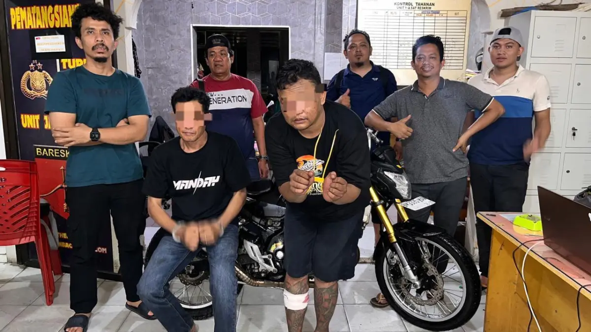 Dua pelaku pencurian sepeda motor dinas Kodim 0207/Simalungun diamankan Unit Jatanras Satreskrim Polres Pematangsiantar usai penangkapan.