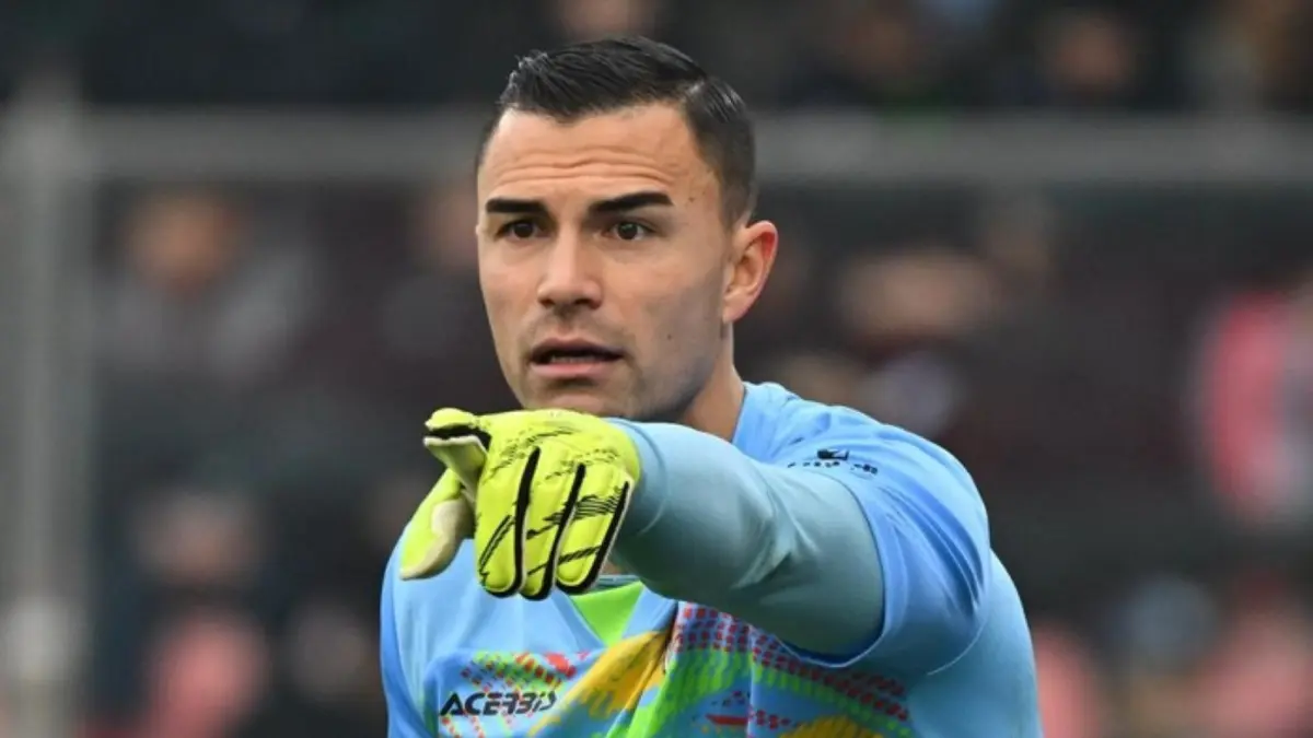 Emil Audero saat membela Cremonese. La Cremo wajib menang atas Como untuk menjaga peluang bertahan di Serie A.