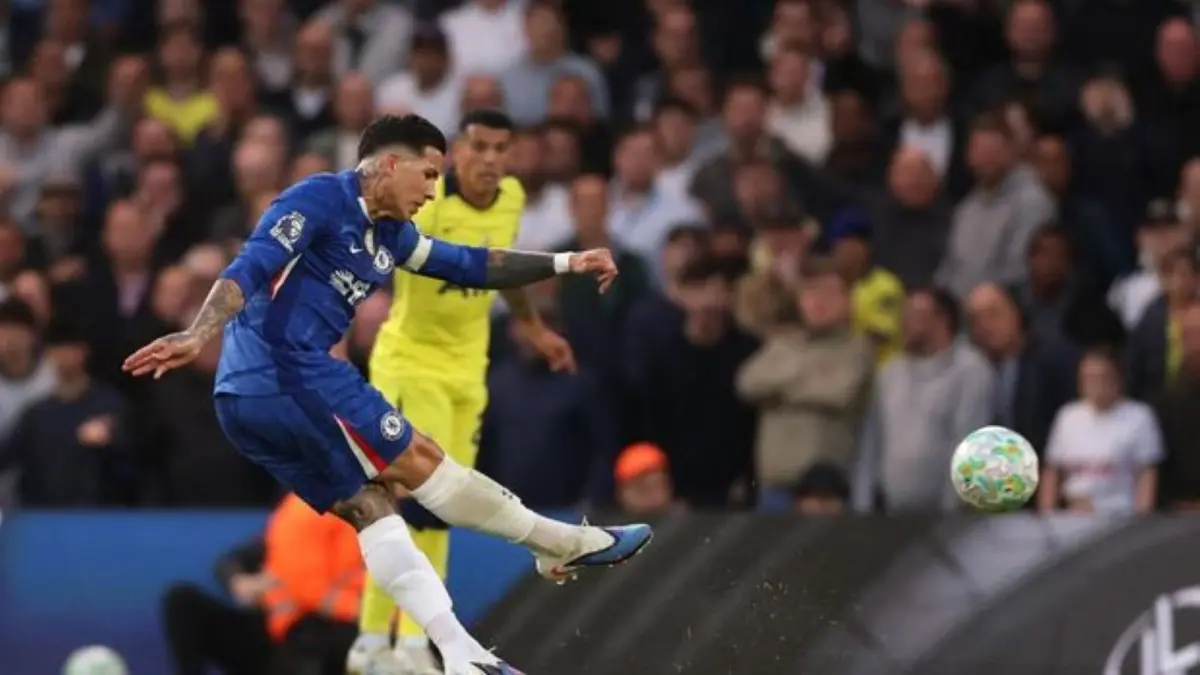 Enzo Fernandez merayakan gol saat Chelsea menaklukkan Tottenham Hotspur 2-1 di Stamford Bridge.