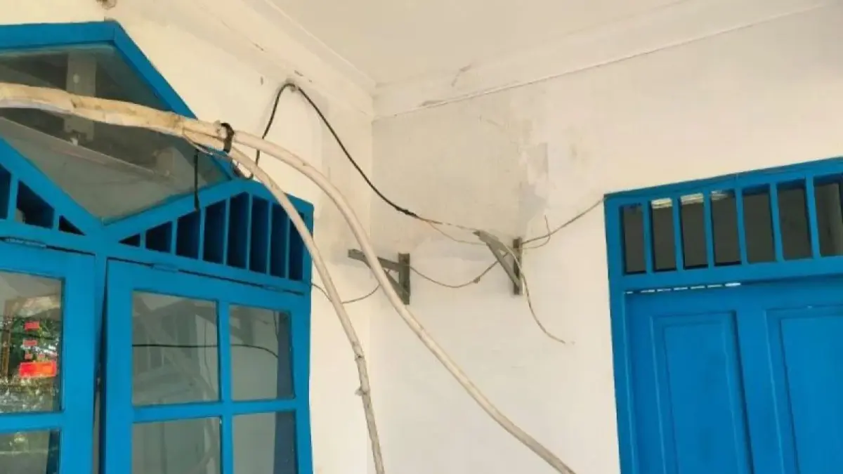  Kabel listrik kompresor AC yang dipotong pelaku pencurian di salah satu fasilitas milik Pemkab Mandailing Natal. 