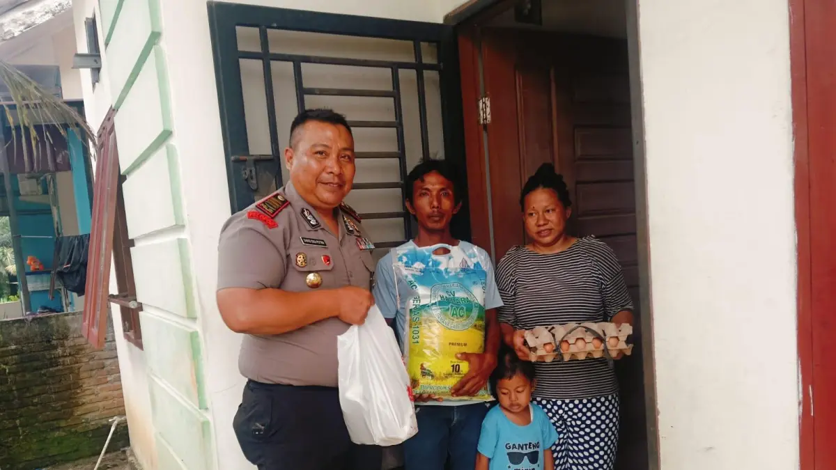 Kapolsek Polsek Siantar Marihat AKP David Eka Putra menyerahkan bantuan sembako kepada keluarga yang memiliki anak stunting di Kampung Kruis, Kelurahan BP Nauli, Kecamatan Siantar Marihat.