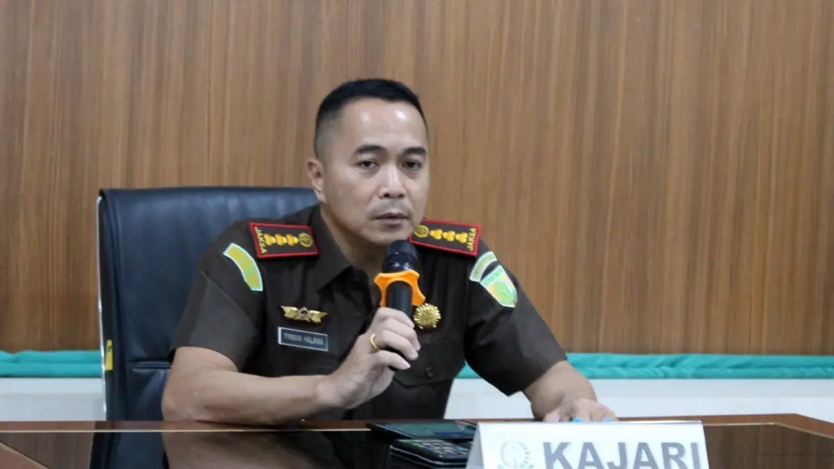 Kepala Kejaksaan Negeri Gunungsitoli, Firman Halawa, memberikan keterangan terkait bantahan isu penahanan Kasi Pidsus oleh Kejagung.