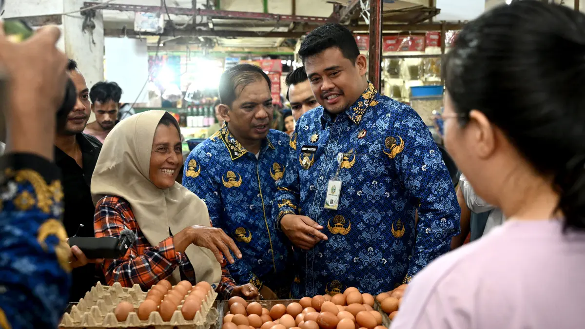 Muhammad Bobby Afif Nasution didampingi Kepala Disperindag dan ESDM Sumut Dedi Jaminsyah Putra Harahap meninjau harga dan ketersediaan bahan pokok di pasar tradisional Kota Medan.