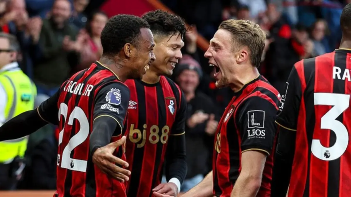 Para pemain Bournemouth merayakan keberhasilan klub memastikan tiket kompetisi Eropa pertama sepanjang sejarah usai menahan Manchester City.
