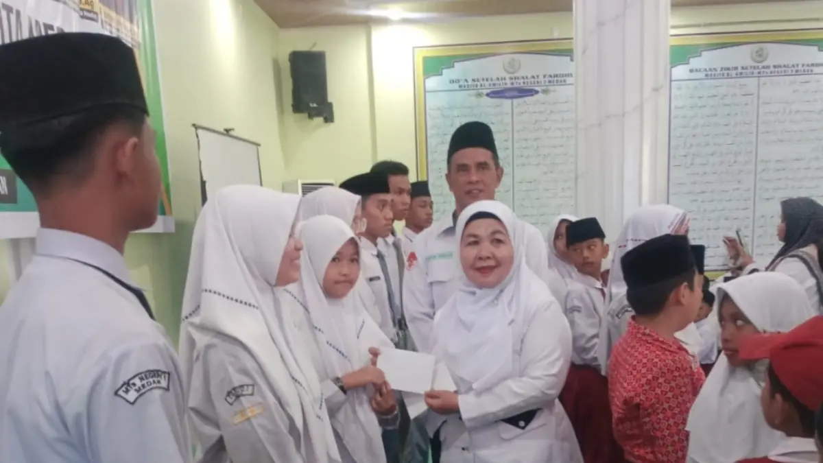 Penyerahan beasiswa secara simbolis diserahkan langsung oleh Kepala Kantor Kemenag Medan dan Kepsek MTsN 2 Medan