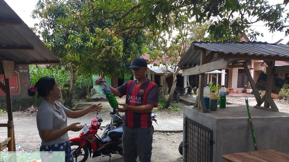 Personel Polsek Silou Kahean melakukan pengecekan warung pengecer BBM Pertalite terkait dugaan isu oplosan di Kecamatan Silou Kahean, Simalungun.