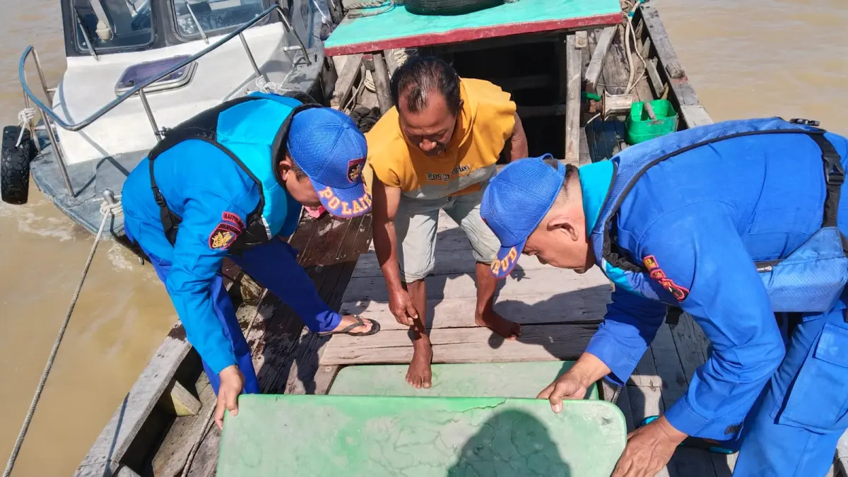 Personel Sat Polairud Polres Tanjungbalai melakukan patroli dan pemeriksaan kapal nelayan di wilayah perairan Tanjungbalai guna mencegah penyelundupan dan tindak pidana laut.