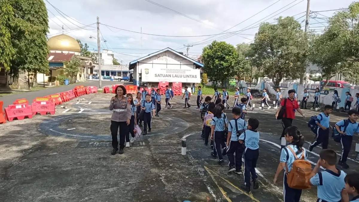 Personel Satlantas Polres Pematangsiantar memberikan edukasi disiplin lalu lintas kepada siswa-siswi SD Methodist saat kunjungan ke Mako Satlantas.