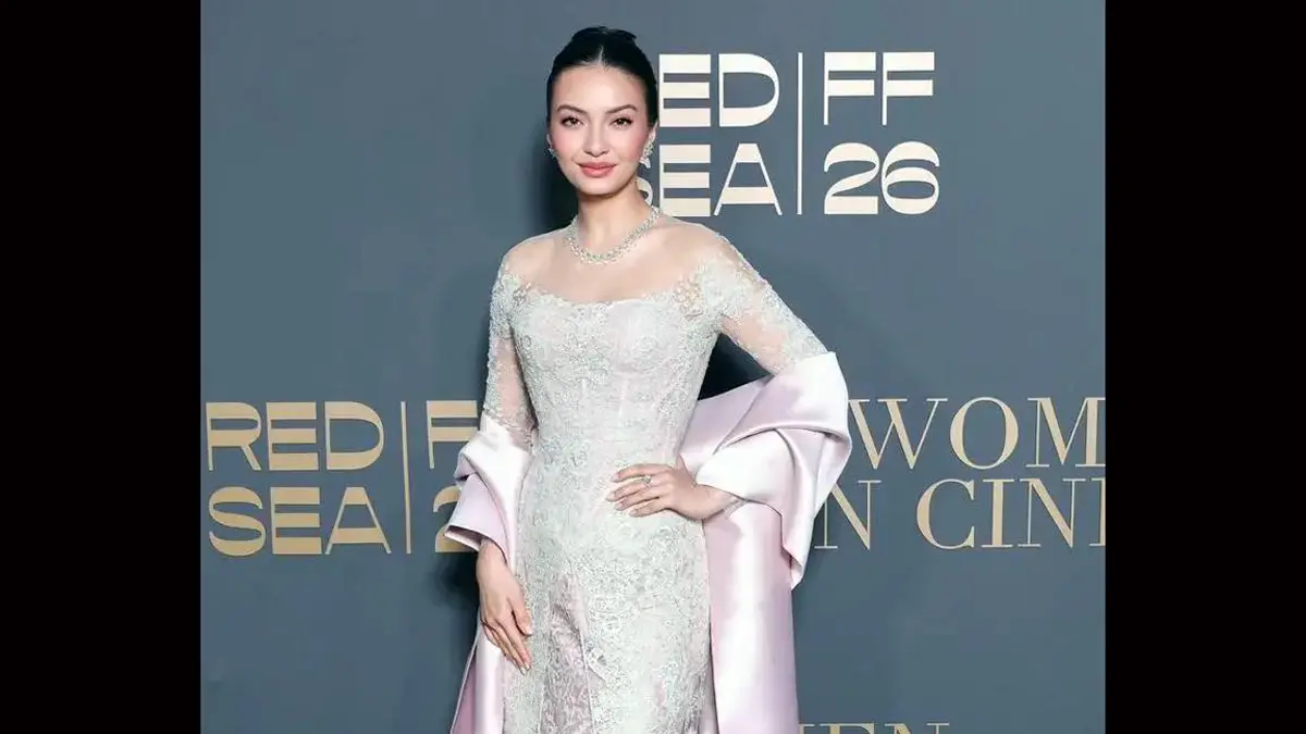 Raline Shah tampil elegan di red carpet Cannes Film Festival mengenakan gaun putih rancangan Sapto Djokokartiko dipadukan perhiasan mewah Chopard Haute Joaillerie.