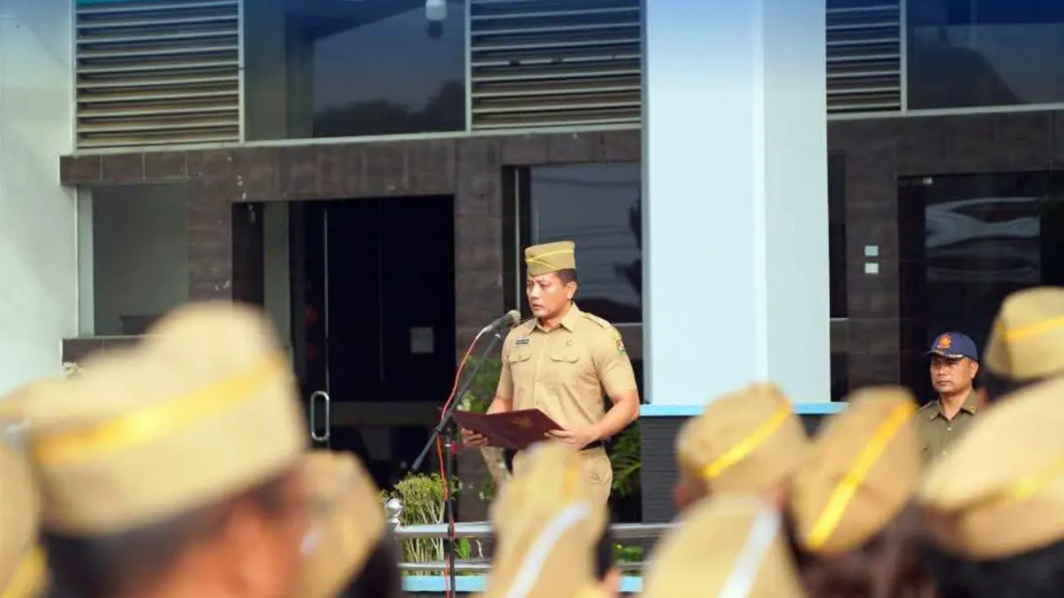 Sekda Kabupaten Karo Gelora Kurnia Putra Ginting memimpin apel pagi ASN di lingkungan Pemerintah Kabupaten Karo, Senin (18/5/2026).
