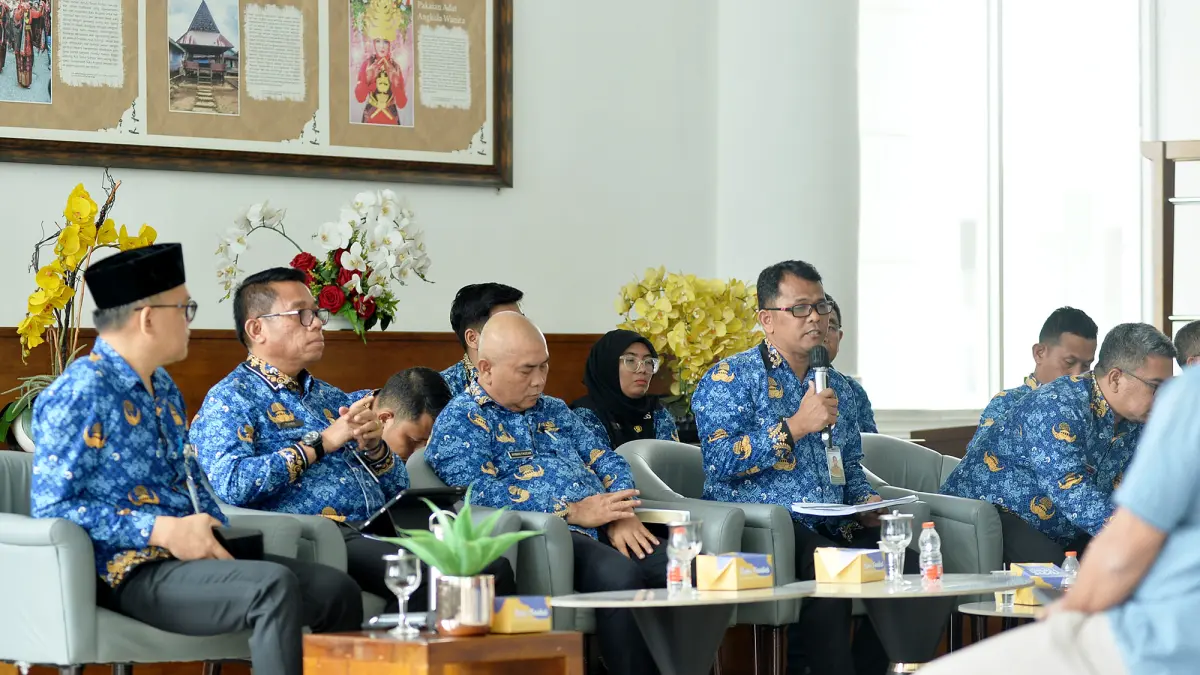 Sekretaris Dinas Pertanian dan Ketahanan Pangan Sumut Yusfahri Perangin-Angin saat konferensi pers terkait ketersediaan hewan kurban menjelang Iduladha 1447 H di Lobby Dekranasda Kantor Gubernur Sumut, Medan, Rabu (20/5/2026). (Diskominfo Sumut)