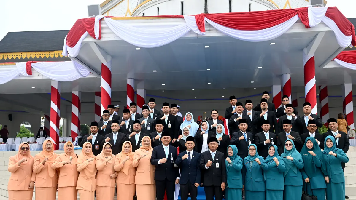 Surya foto bersama usai memimpin Upacara Hari Kebangkitan Nasional ke-118 Tahun 2026 di Lapangan Astaka Medan, Rabu (20/5/2026).