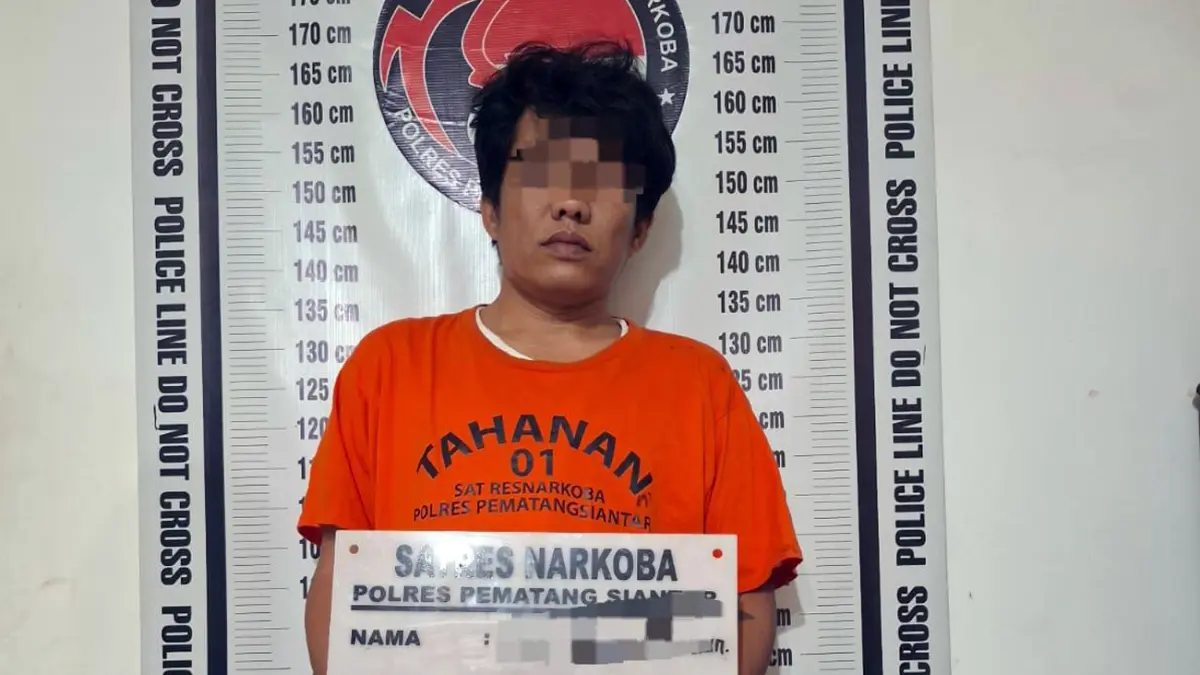 Tersangka RDS diamankan Satresnarkoba Polres Pematangsiantar karena diduga membawa dua paket sabu di Jalan Pematang, Siantar Selatan.