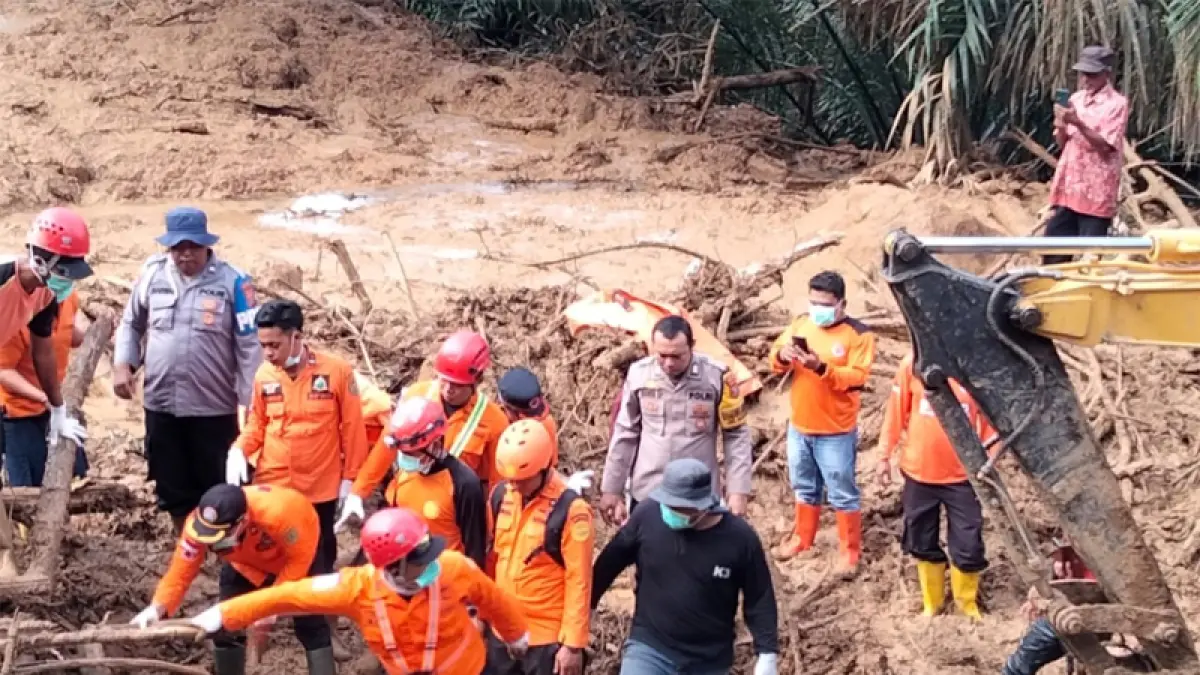 Tim gabungan saat melakukan evakuasi terhadap korban longsor di Tapanuli Selatan.