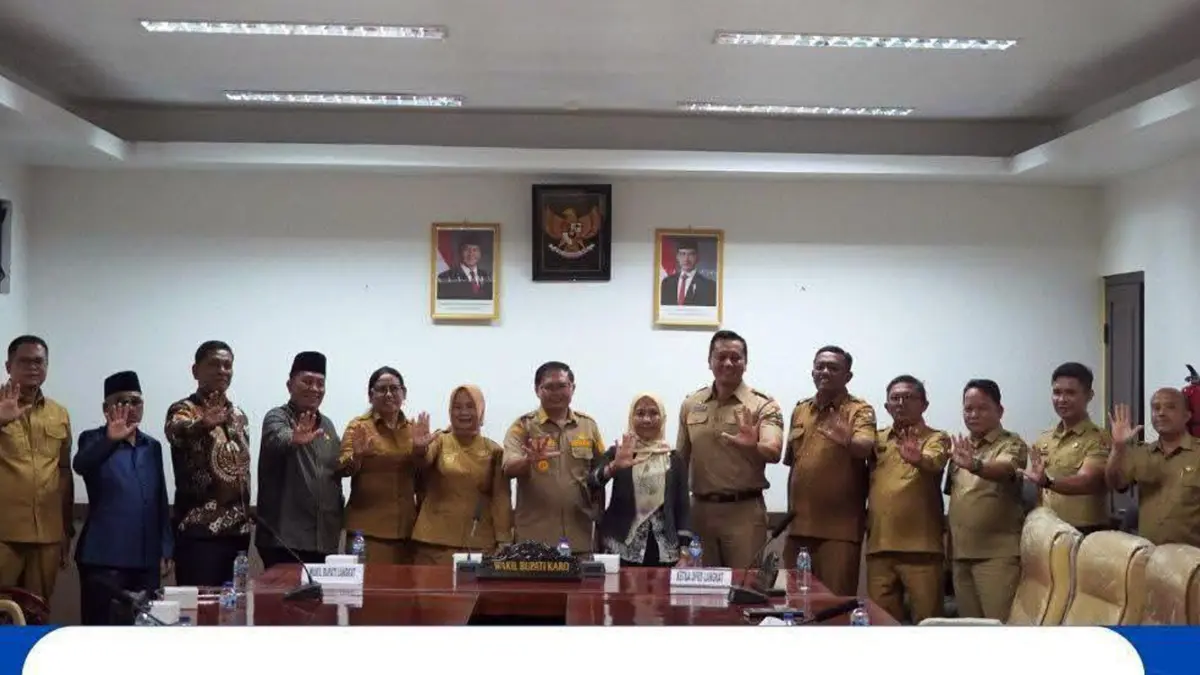 Wakil Bupati Karo Komando Tarigan menerima kunjungan kerja Wakil Bupati Langkat Tiorita Br Surbakti bersama rombongan di Kantor Bupati Karo, Kabanjahe.