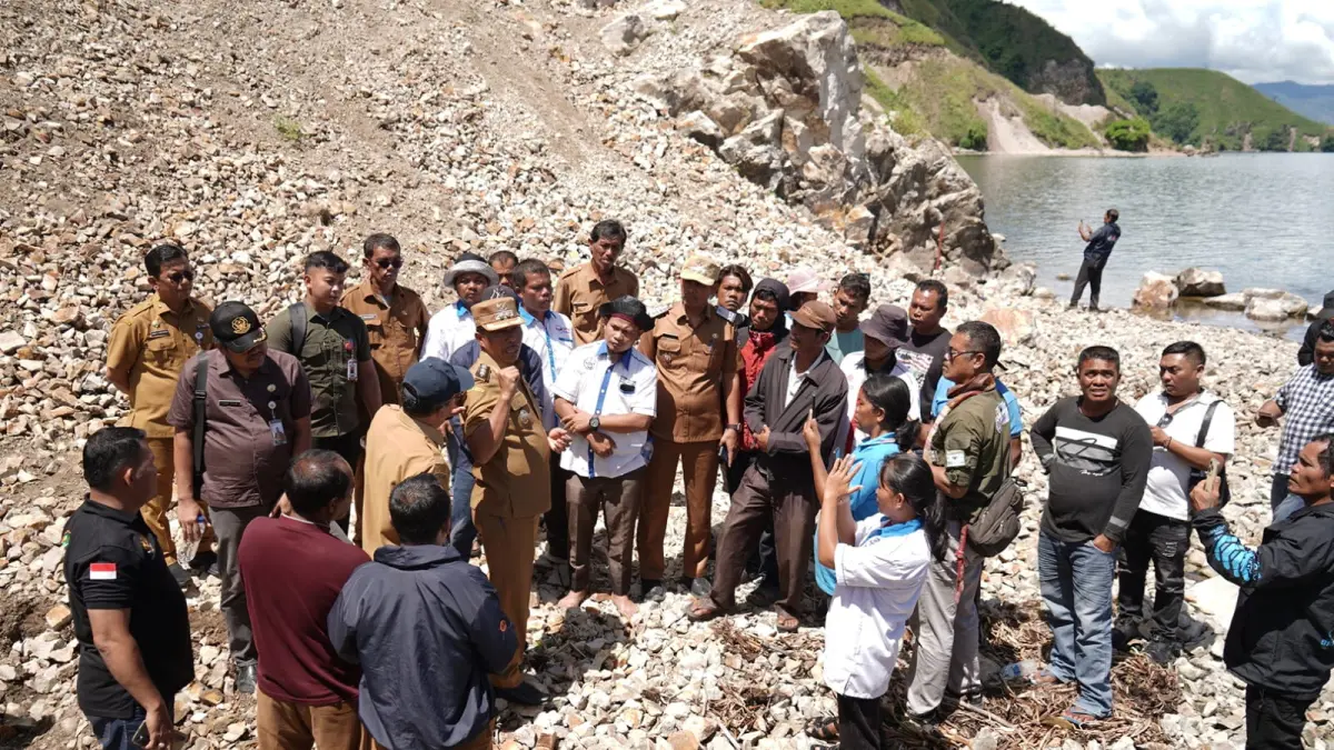 Aktivitas tambang batu di kawasan Siregar Aek Nalas, tepian Danau Toba, yang dinilai aktivis lingkungan melanggar aturan dan mengancam kawasan geopark.
