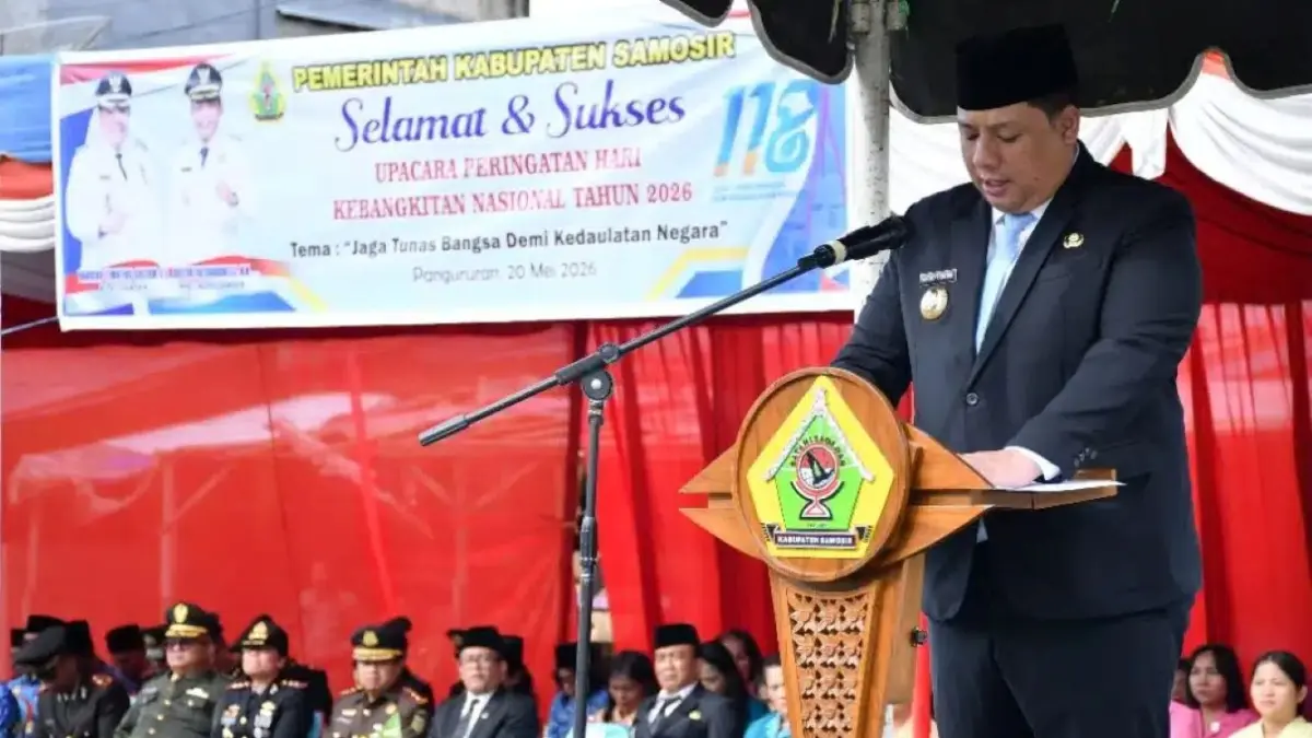 Bupati Samosir Vandiko Timotius Gultom memimpin upacara Harkitnas ke-118 di Tanah Lapang Pangururan, Rabu (20/5/2026), diikuti pelajar dan unsur Forkopimda.