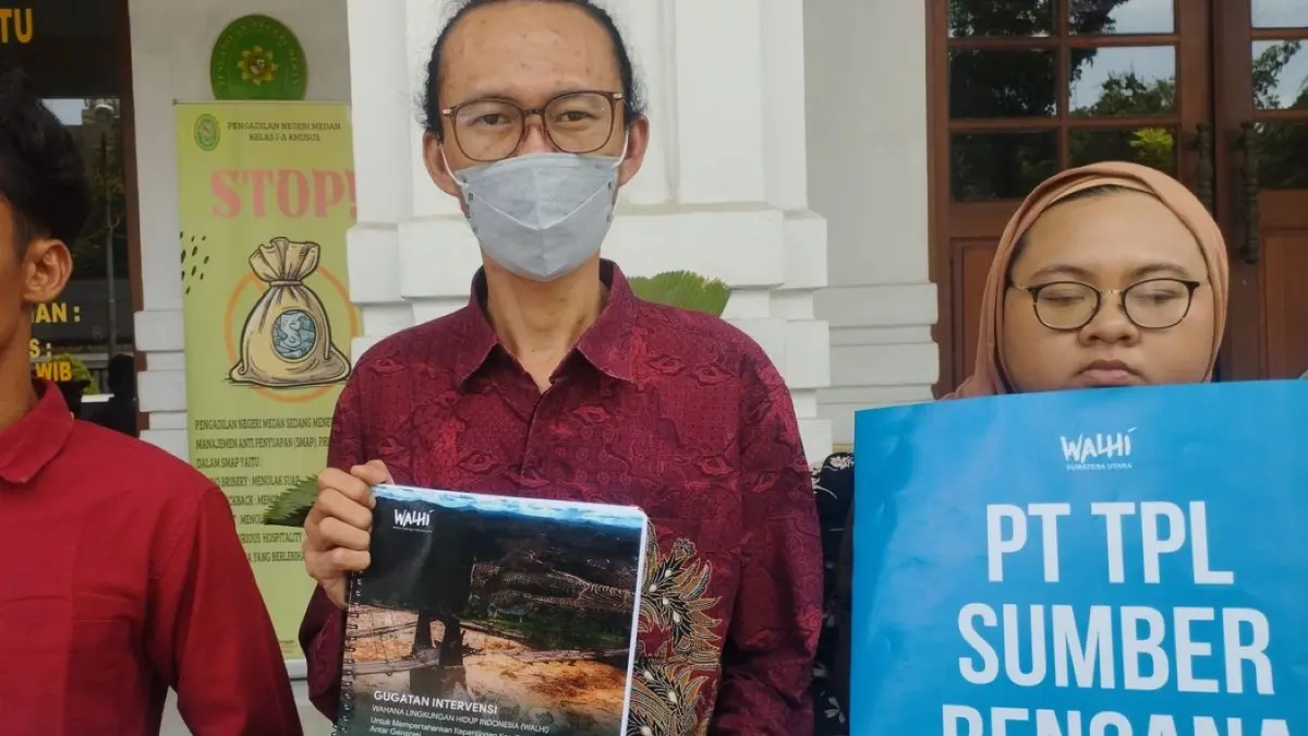 Direktur Eksekutif WALHI Sumut Rianda Purba bersama tim hukum WALHI usai mendaftarkan gugatan intervensi terkait kasus bencana ekologis Tapanuli di Pengadilan Negeri Medan.