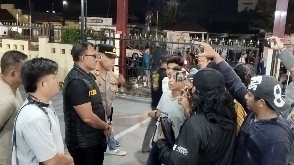 Kasat Reskrim Polres Tanjungbalai AKP Bram Candra bersama Kasi Humas Ipda Ruslan memberikan keterangan terkait kasus dugaan penipuan online atau scammer.