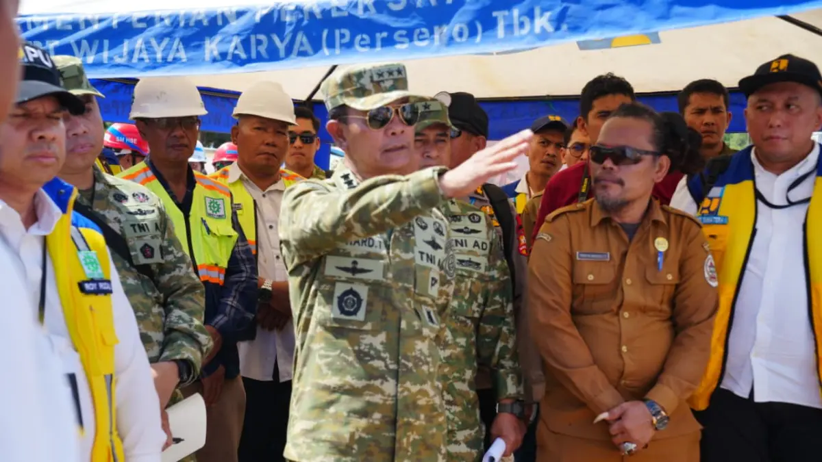 Kasum TNI Letjen TNI Richard Taruli Horja Tampubolon didampingi Bupati Tapteng Masinton Pasaribu meninjau instalasi air bersih di Rusunawa Pandan, Selasa (1952026).