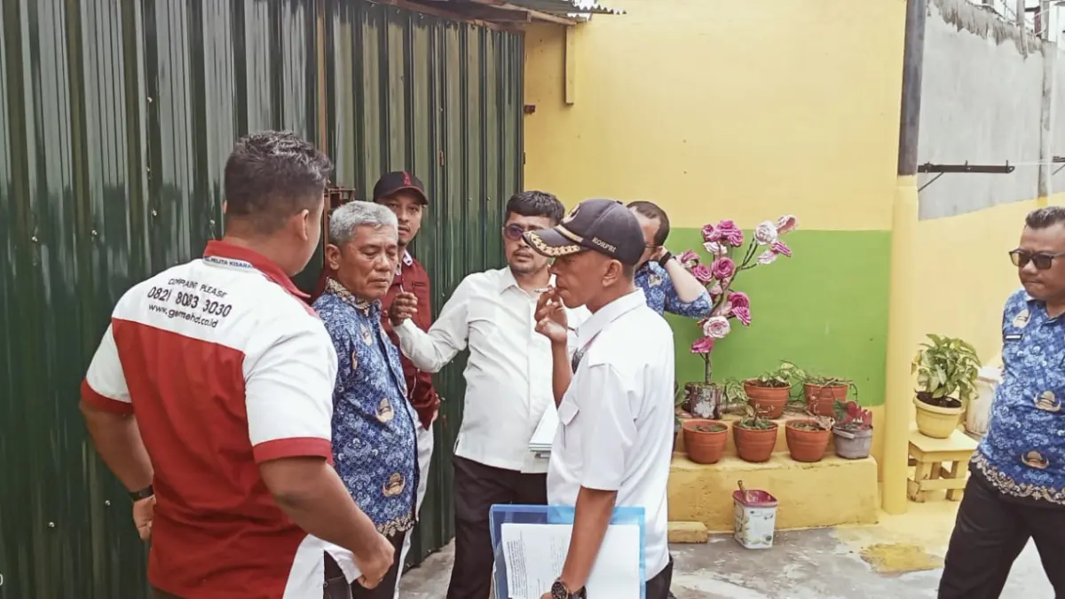 Ketua DPC PDI Perjuangan Asahan Rosmansyah bersama pengurus partai menjenguk Ali Murdani Manurung di RSUD HAMS Kisaran, Rabu (20/5/2026).