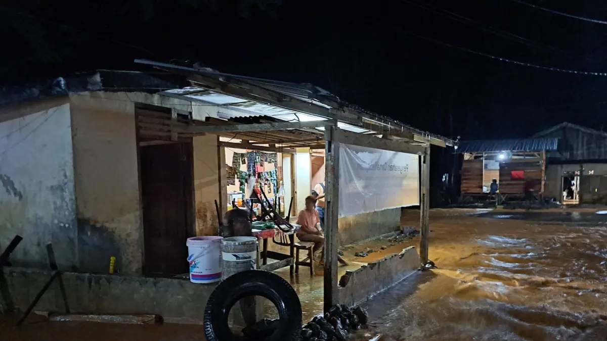 Kondisi banjir yang merendam wilayah Kecamatan Tukka setelah tanggul jebol dan sungai meluap akibat hujan deras, Rabu (20/5/2026) malam.