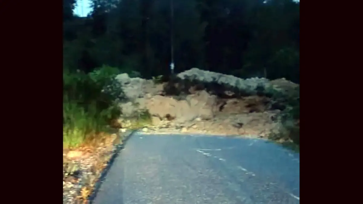 Kondisi jalan provinsi di Desa Sibingke, Kecamatan Pangaribuan, yang putus total akibat longsor setelah diguyur hujan deras.