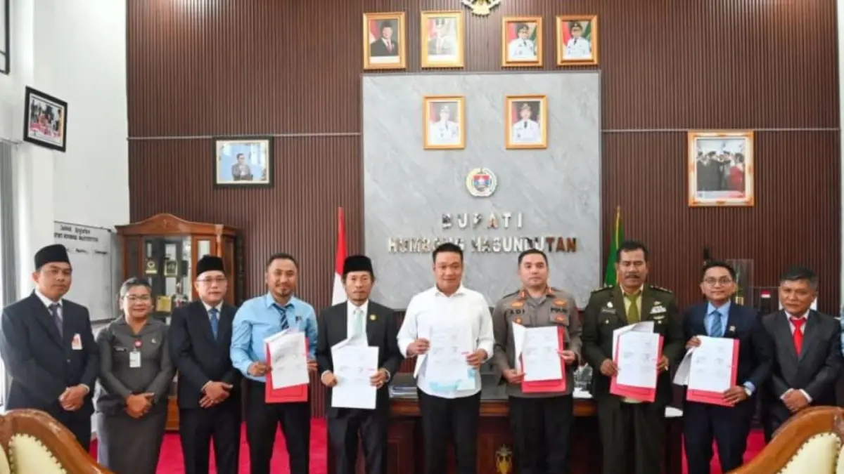 Oloan P. Nababan bersama unsur Forkopimda menunjukkan berita acara kesepakatan pelaksanaan Pilkades serentak 2026 di Humbang Hasundutan.