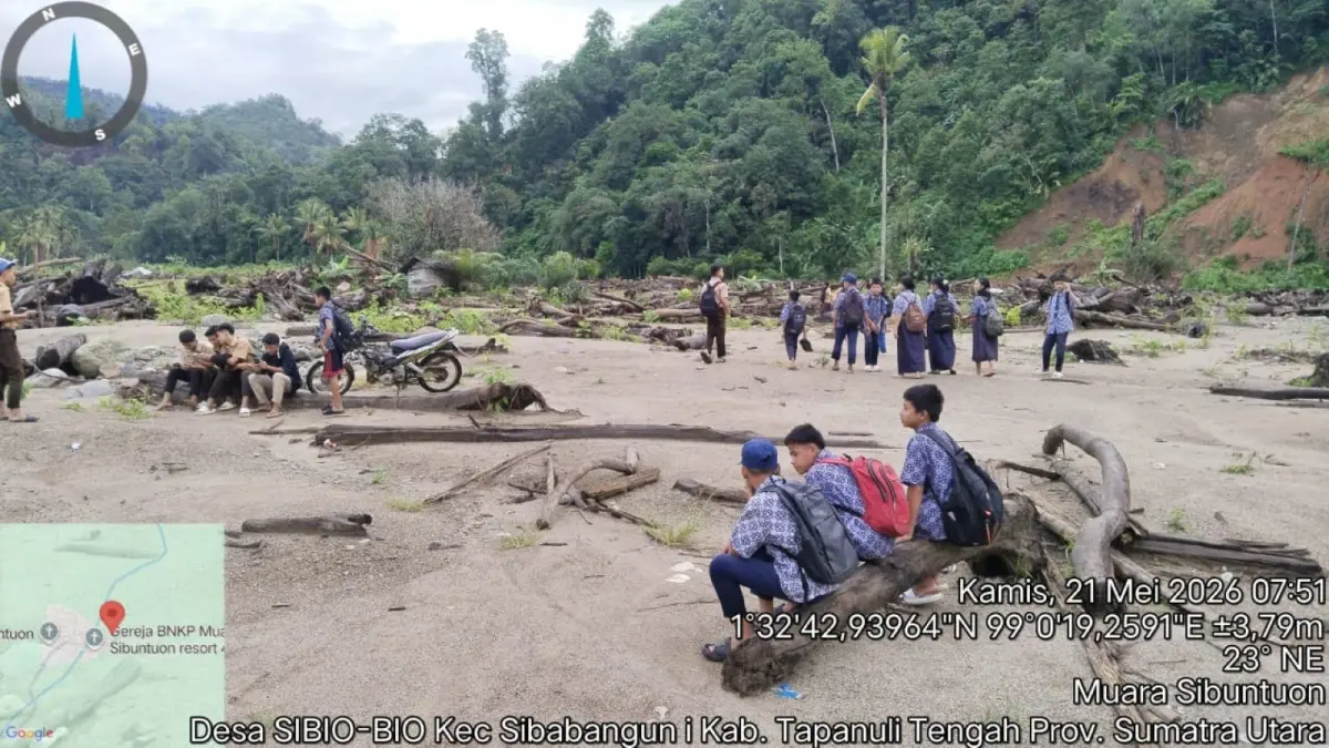 Pelajar di Desa Sibiobio gagal berangkat sekolah setelah jembatan penghubung antar desa hanyut diterjang arus sungai.