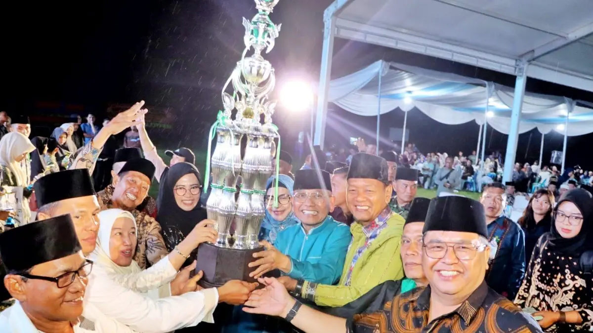 Penyerahan trofi juara umum Musabaqah Tilawatil Quran ke-52 Kabupaten Simalungun kepada Kecamatan Bosar Maligas yang kembali meraih gelar untuk keempat kali berturut-turut.