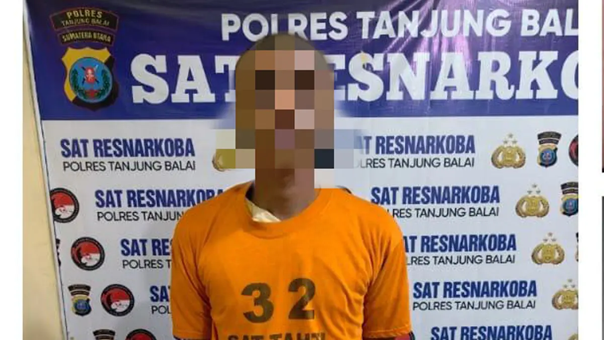 Petugas Satres Narkoba Polres Tanjungbalai mengamankan tersangka beserta barang bukti sabu siap edar di Kecamatan Teluk Nibung.