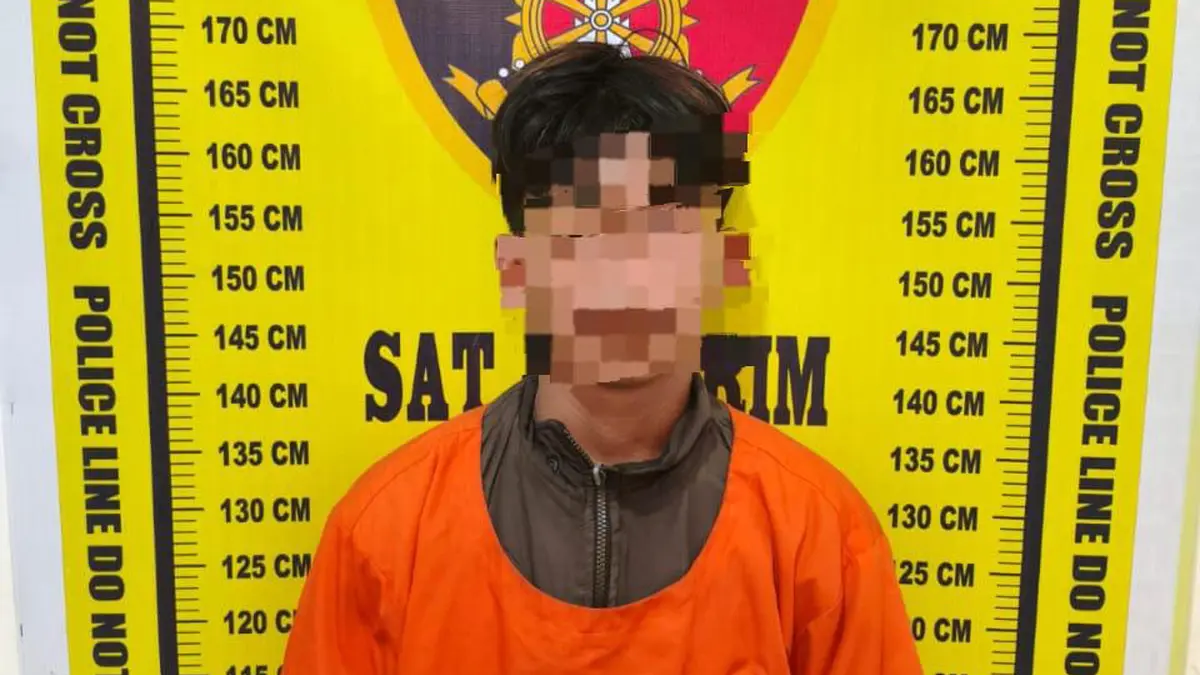 Petugas Satreskrim Polres Pematangsiantar mengamankan tersangka kasus pemerkosaan dan perampokan terhadap remaja perempuan di kawasan Pasar Horas.