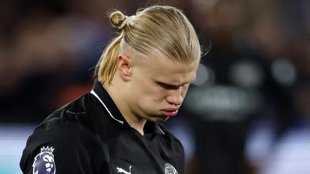 Striker Manchester City, Erling Haaland, kecewa usai timnya gagal mempertahankan gelar Premier League 2025/2026 setelah ditahan Bournemouth 1-1.