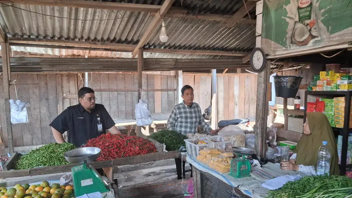 Tim Dinas Perindustrian Perdagangan Energi dan Sumber Daya Mineral Sumatera Utara melakukan monitoring distribusi Minyakita di Pasar Inpres Serbelawan.