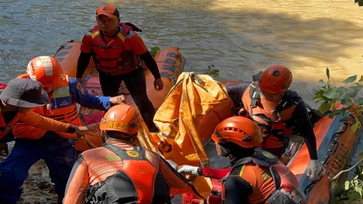 Tim gabungan mengevakuasi bagian tubuh korban hanyut yang ditemukan di tepian Sungai Batang Bangko, Kecamatan Sinunukan, Mandailing Natal.