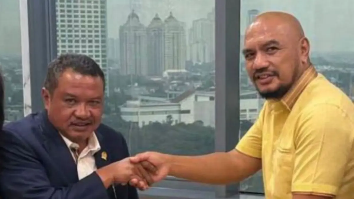 Wakil Ketua Komisi VII DPR RI Lamhot Sinaga bersama Ketua Umum PARBI Charlie Hutasoit saat membahas gelaran budaya “Tona Sian Huta” di Danau Toba.