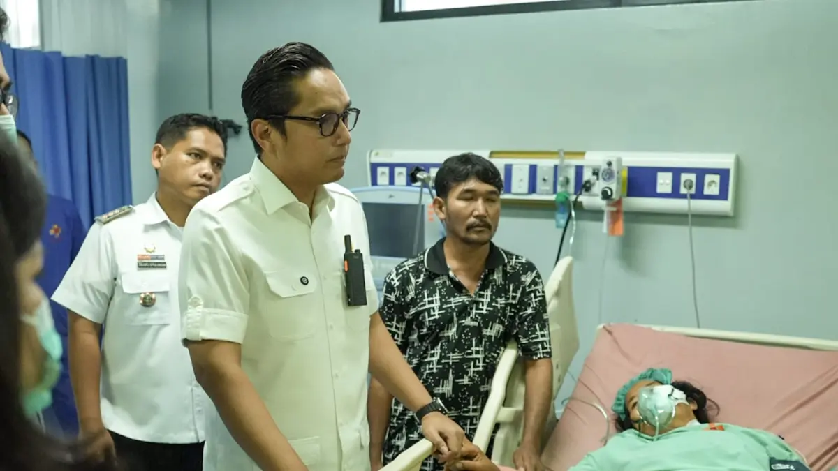 Wali Kota Medan Rico Tri Putra Bayu Waas menjenguk korban begal di RS USU sekaligus mengumumkan Perwal baru tentang penjaminan biaya pengobatan korban kejahatan jalanan melalui APBD Kota Medan.