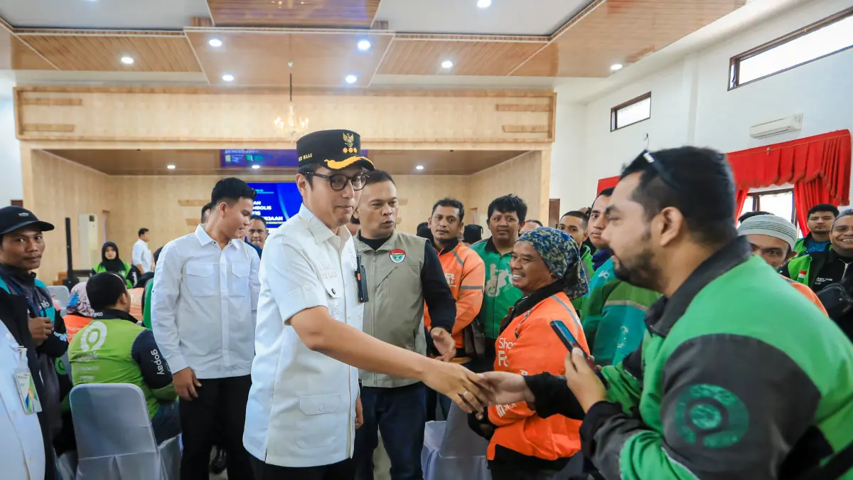 Wali Kota Medan Rico Tri Putra Bayu Waas menyerahkan kartu BPJS Ketenagakerjaan kepada pengemudi ojek online di Gedung PKK Kota Medan, Rabu (20/5/2026).