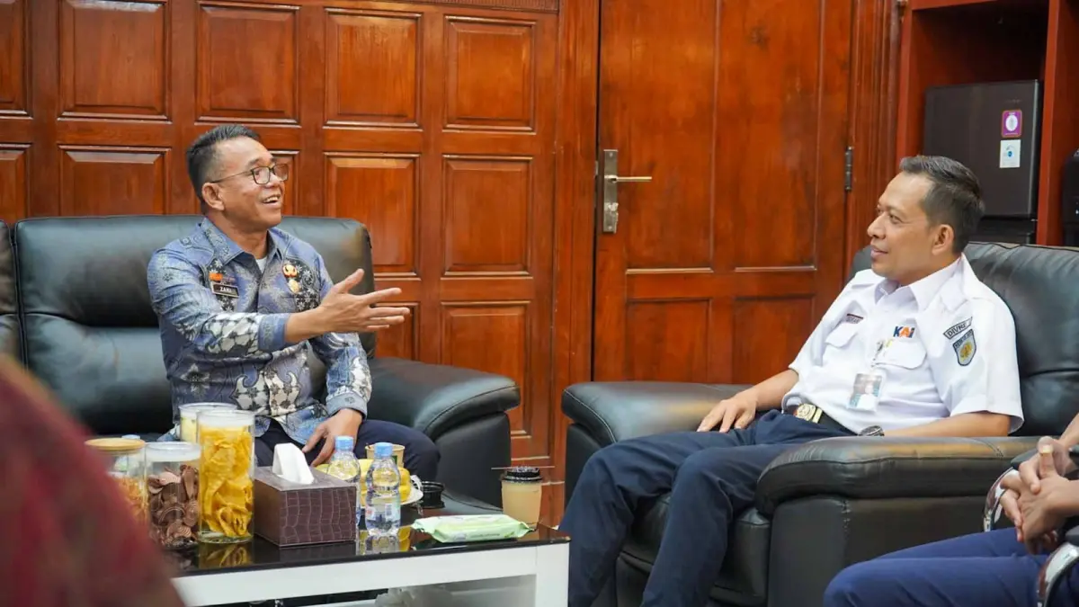Zakiyuddin Harahap saat berdiskusi dengan jajaran PT Kereta Api Indonesia Divre I Sumut terkait penataan kawasan Belawan dan perbaikan drainase di Kota Medan.