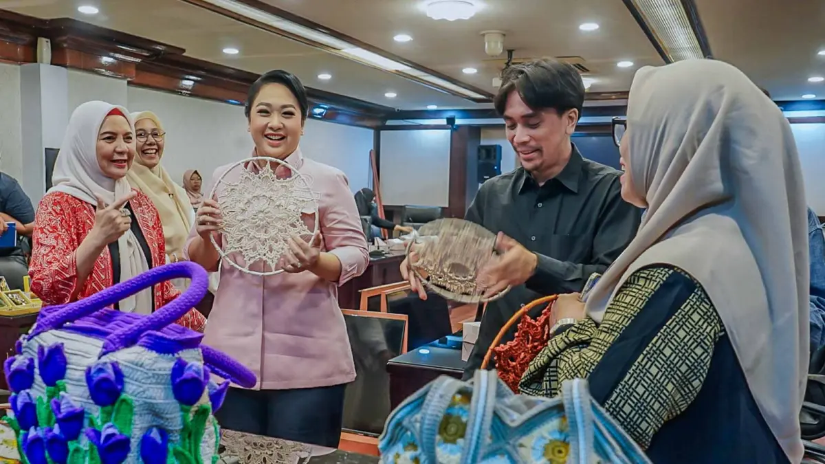 Airin Rico Waas meninjau produk UMKM dalam kegiatan kurasi produk di Balai Kota Medan untuk mendorong pelaku usaha naik kelas.