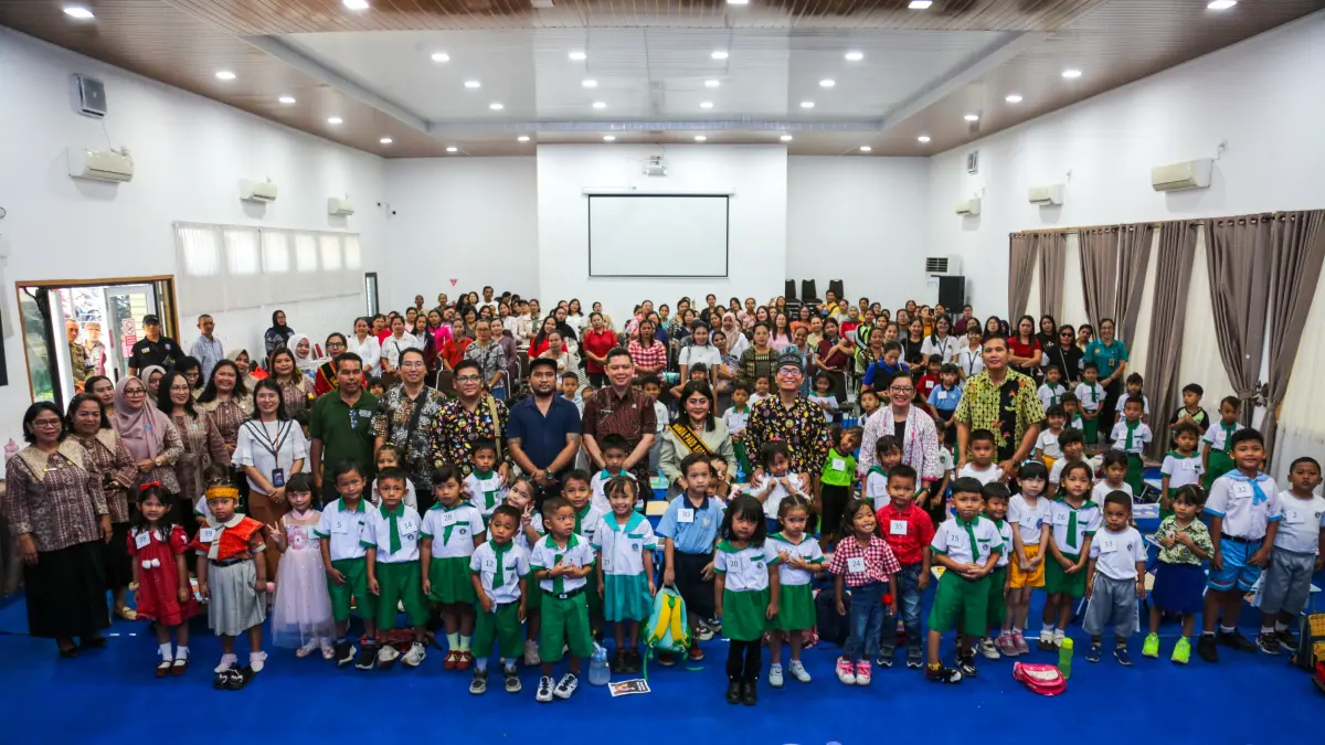 Ketua TP PKK Kota Siantar Ny Liswati bersama peserta Lomba Mewarnai dan Story Telling.