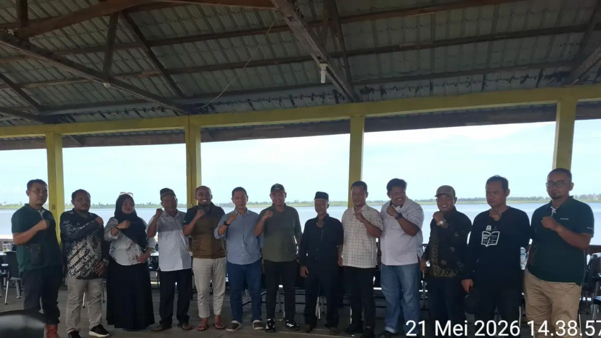 Manajemen PT Perkebunan Lembaga Bakti berfoto bersama para kepala desa dan tokoh masyarakat Kecamatan Singkil Utara usai kegiatan silaturahmi dan diskusi.